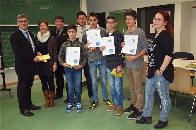 Mit einer Teilnehmerurkunde honorierte Bürgermeister Wolfgang Kroeger das freiwillige Engagement der Jugendlichen. Julia Arzdorf (VHS Sinzig, 2.v.l.), Schulleiter Udo Klingelhöfer (3.v.l.) und Kursleiterin Daniella Fugmann (recht) gratulierten ebenfalls.privat