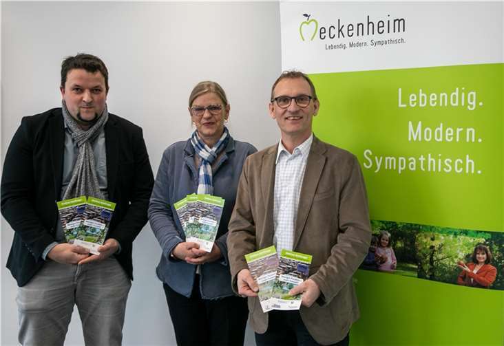 Mit einer Umfrage am Bahnhof Meckenheim wollen sie erfahren, wie die Meckenheimer Pendler ticken (von links): Projektleiter Dr. Ulrich Dewald, Citymanagerin Nicole Bangert und Wirtschaftsförderer Dirk Schwindenhammer aus Meckenheim.  Foto: JOST