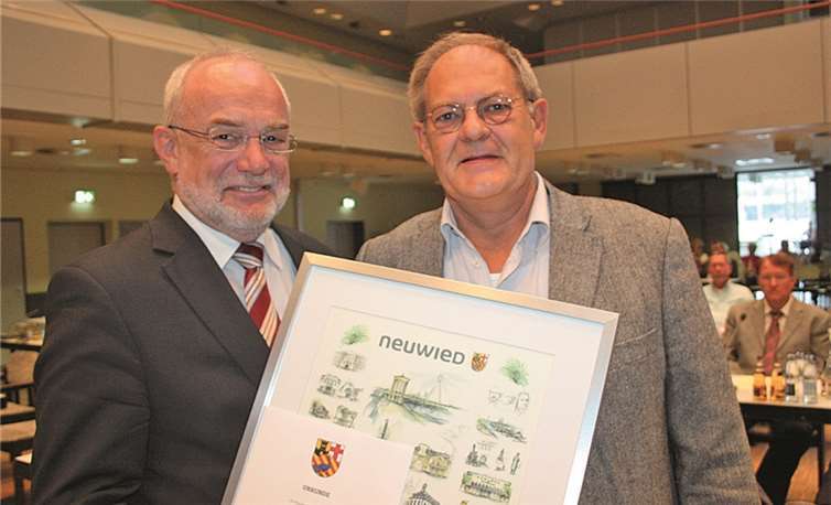 Mit einer Urkunde und dem Neuwied Plakat bedankte sich OB Nikolaus Roth beim ausgeschiedenen Blocker Ortsvorsteher Claus Petry.FF
