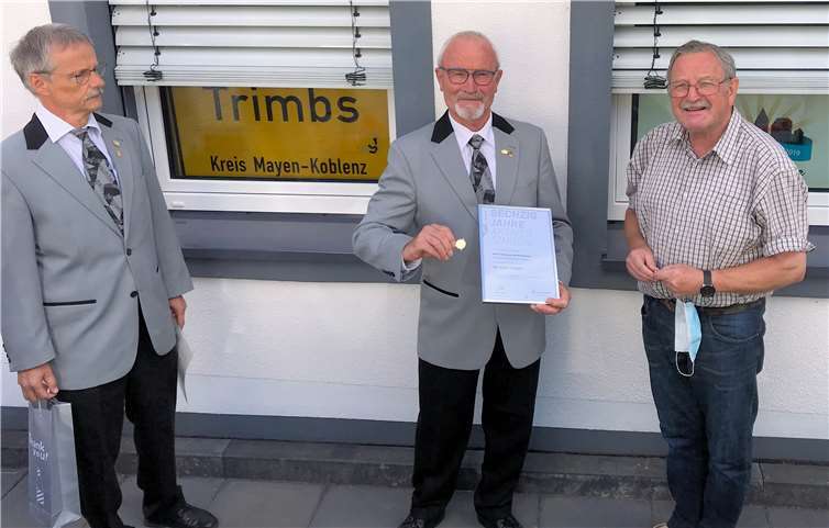 Mit einer Urkunde und einer Anstecknadel wurde die 60-jährige Sangestätigkeit des Hermann-Josef Nördershäuser geehrt. Foto: privat