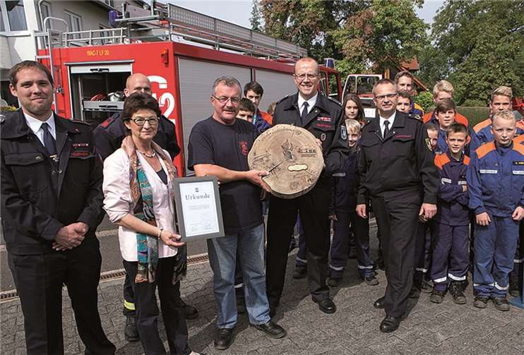 Mit einer Urkunde und einer hübsch gestalteten Holzscheibe wurde Georg Hubrich als Gründungsmitglied der Jugendfeuerwehr Villip ausgezeichnet.