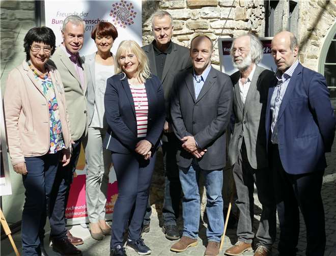 Mit einer Vernissage in der Langen Linie der Festung Ehrenbreitstein ehrten die BUGA-Freunde Koblenz in Anwesenheit der Familie Wolf das Werk des Koblenzer Fotografen.Foto: Heinfried Rhoden