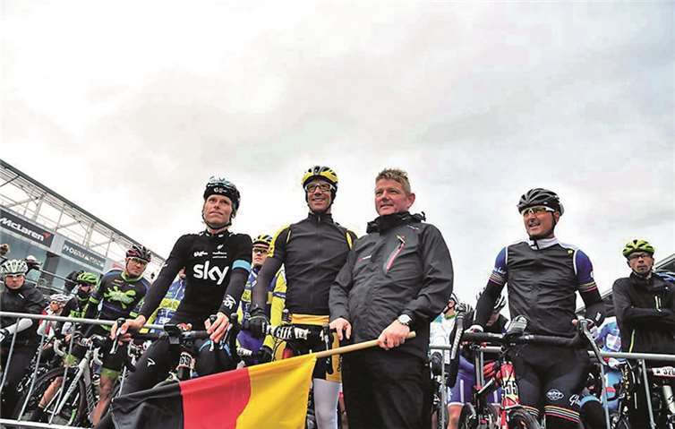 Mit einer Verspätung von sieben Stunden schickte Organisator Hanns-Martin Fraas (Mitte) die 24h-Fahrer ins Rennen.privat