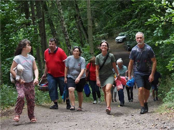 Mit einer Wanderung startete das Sommerfest der LG Laacher See.  Fotos: Gabi Walsdorf