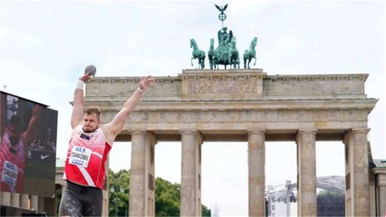 Mit einer Weite von 18,76 Metern gewann Kugelstoßer Leon Schwöbel die süddeutsche Meisterschaft. Foto: Wolfgang Birkenstock