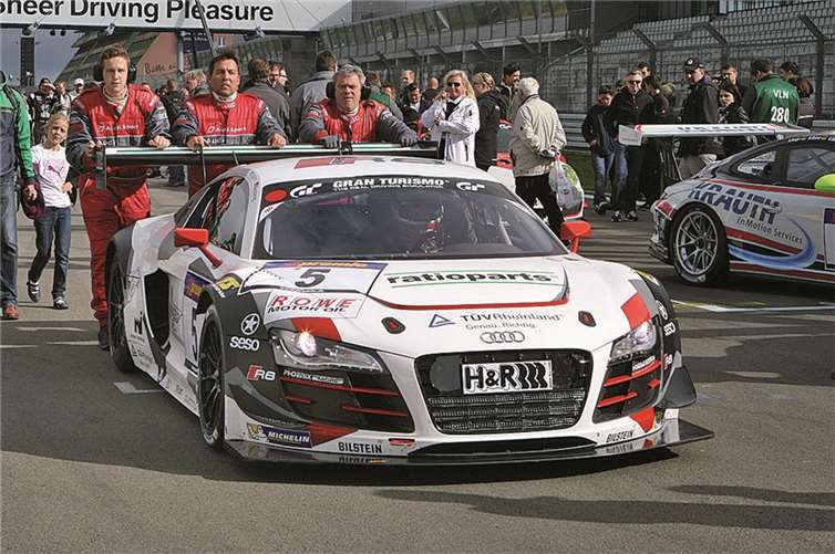 Mit einer Zeit von 7:57,474 Minuten und der Durchschnittsgeschwindigkeit von 183.65km/h markierte Frank Stippler im Audi R8 LMS ultra von Phoenix Racing beim Zeittraining einen neuen, inoffiziellen Rundenrekord in der VLN.