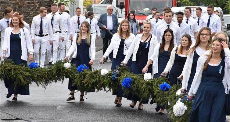 Mit einer aus Tannenzweigen geflochtenen Kette rahmten die Ehrendamen das Königspaar ein.