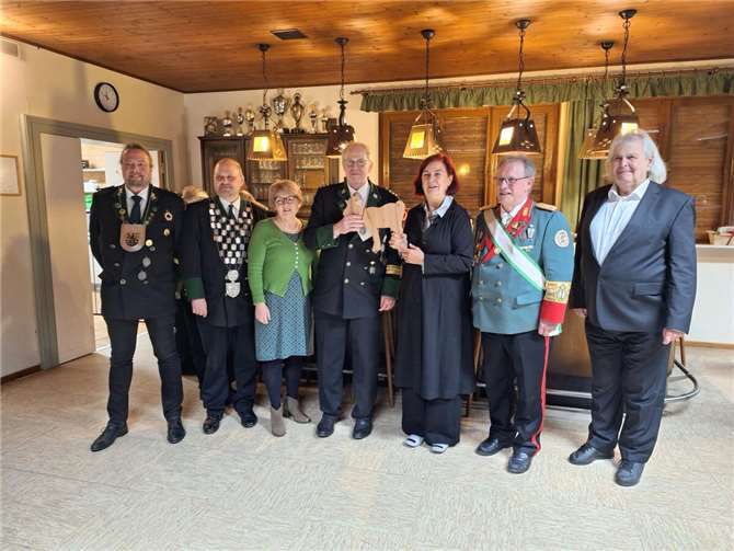 Mit einer beeindruckenden Spende im Rahmen des diesjährigen Dreikönigsball Anfang des Jahres überraschte die Brohler Sankt Matthias Schützenbruderschaft Ulrike Dobrowolny, Vorsitzende des Hospiz-Vereins Rhein-Ahr. Foto: privat