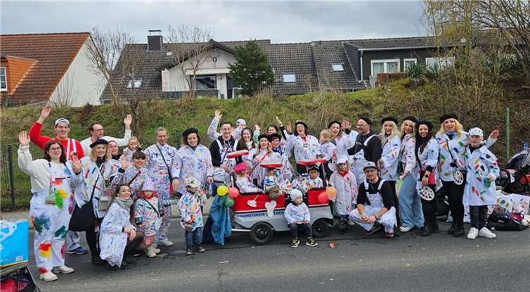 Mit einer begeisterten Anzahl von 24 Erwachsenen und 16 Kindern legte die Kita einen farbenfrohen Auftritt hin.  Quelle: Kindertagesstätte „St. Franziskus“