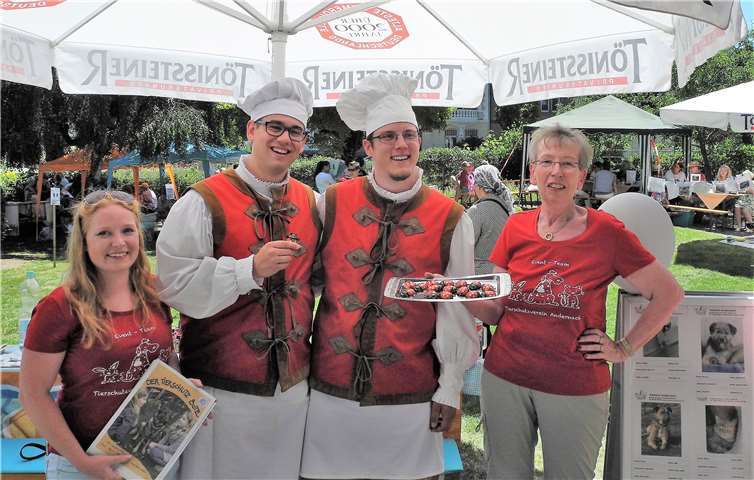 Mit einer besonderen Botschaft verschenkte die Projektgruppe „Hand in Hand für Tiere“ Marienkäfer. privat