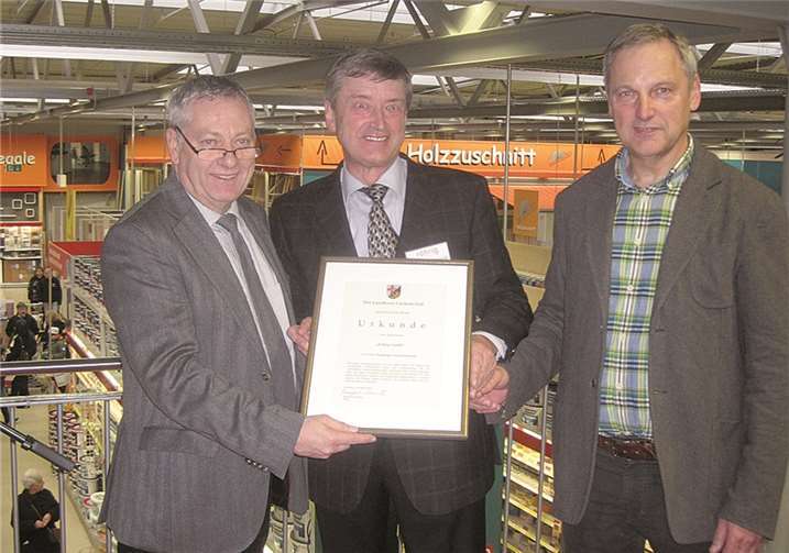 Mit einer besonderen Urkunde ehrte der Landkreis das Familienunternehmen Röhrig.  TT