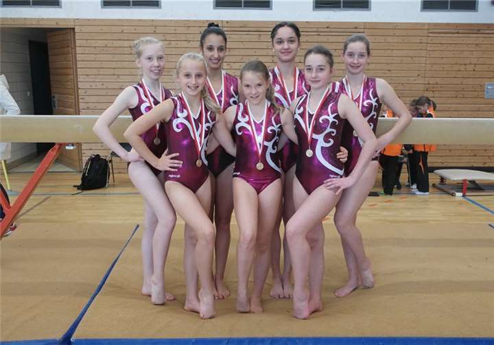 Mit einer bravourösen Aufholjagd schafften die Mädchen des Rheinbacher Turnvereins noch den Aufstieg in die Landesliga 2. privat