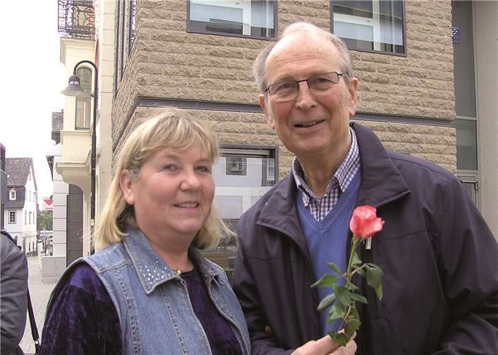 Mit einer duftenden Rose gratulierte Christa im Namen aller Anwesenden dem Geburtstagskind Hans-Erich.