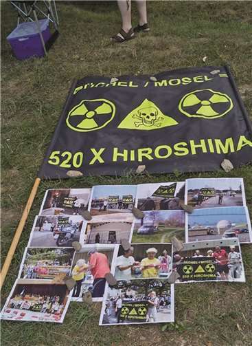 Mit einer eindrucksvollen Darstellung durch Akteure der DFG-VK machte man das Publikum auf die Gefahr eines drohenden Krieges aufmerksam.