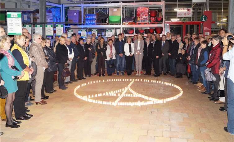 Mit einer eindrucksvollen Licht-Installation wurde ein eindrucksvolles Zeichen gegen den Terror gesetzt.MT