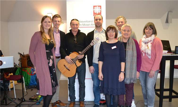 Mit einer fachlich spannenden und unterhaltsamen Auftaktveranstaltung der Jugendgruppe „Palisander“ haben (v.l.) Maike Hiester, Tobias Wolff, Lulo Reinhardt, David Morgenstern, Natalie Pauls, Bernhard Gödert, Nina Ivanschin und Gabriele Meurer die Gäste überrascht. Foto: E.T. Müller