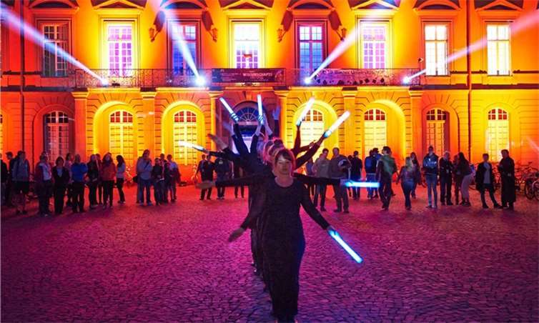 Mit einer farbenfrohen Mischung aus Forschung und Kultur präsentiert sich die Bonner Wissenschaftsnacht alle zwei Jahre in und um das Hauptgebäude der Universität Bonn.Volker Lannert