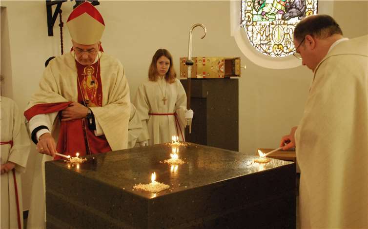 Mit einer feierlichen Altarweihe durch Weihbischof Jörg Michael Peters (1.v.l.) wurde die Kirche St. Margaretha in Wolken nach der Renovierung wiedereröffnet. Foto: Bischöfliche Pressestelle Trier