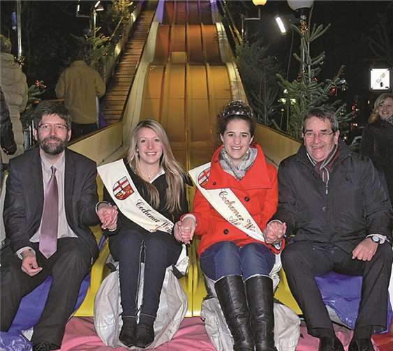 Mit einer gemeinsamen Rutschpartie eröffneten Cochem´s Weinmajestäten und die beiden BM Lambertz und Probst den Weihnachtsmarkt 2013.