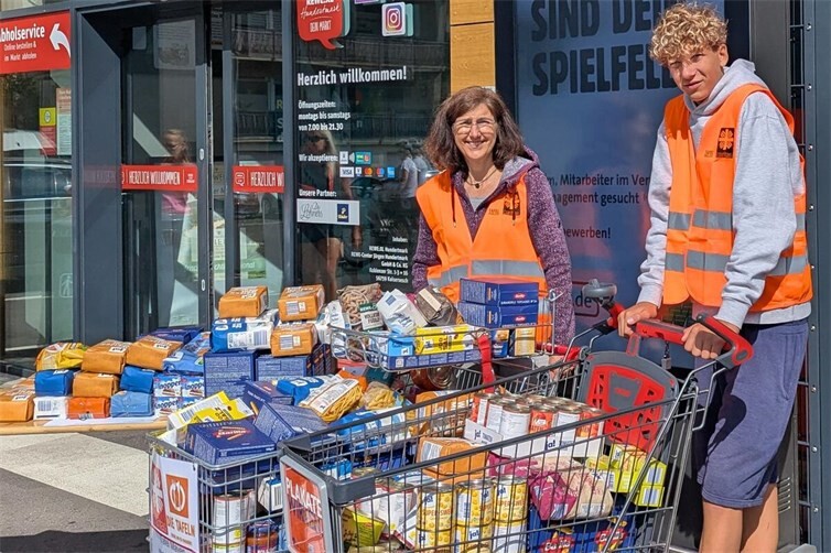 Mit einer gemeinsamen Sammelaktion machten sie auf die Arbeit der Tafel aufmerksam und sammelten zahlreiche Lebensmittelspenden.