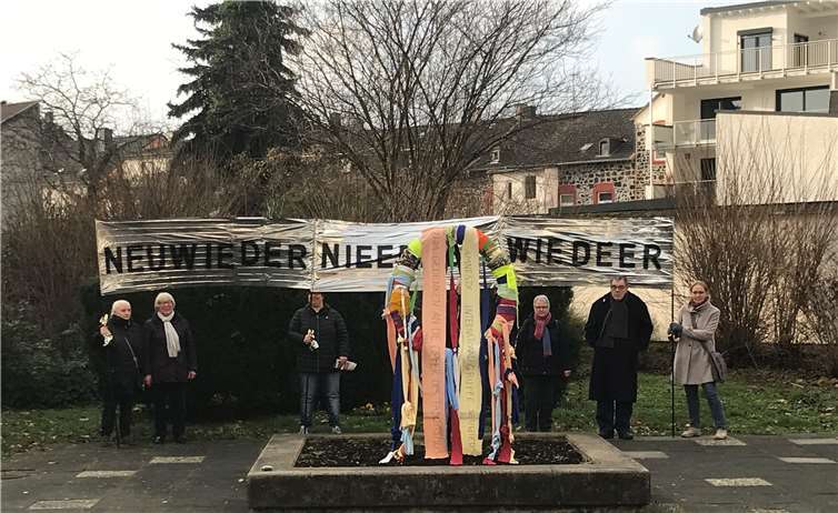 Mit einer gemeinschaftsstiftenden Kunstaktion gedachte die Neuwieder Gruppe der Menschenrechtsorganisation Amnesty International am 26. Januar der Opfer des Faschismus den Gequälten und Getöteten der Nazi-Diktatur. Foto: Amnesty international Neuwied