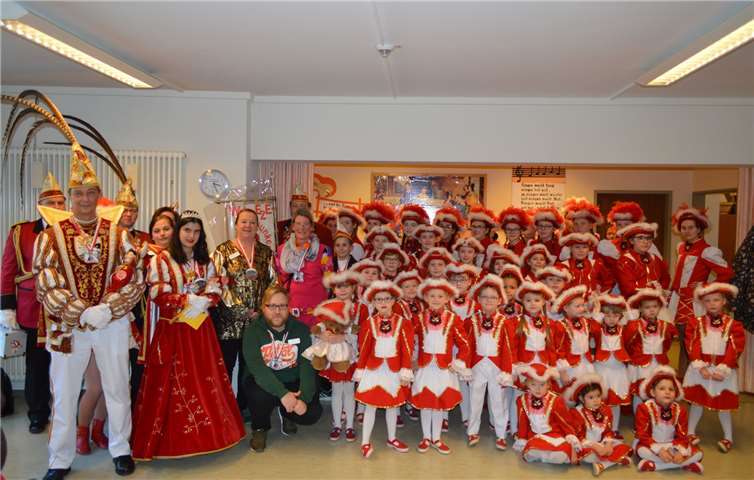 Mit einer großen Abordnung kam die KG „Bunte Kuh“ ins Seniorenheim Maria uns Josef und erfreute die Bewohner mit ihren Auftritten. Hardy Mies