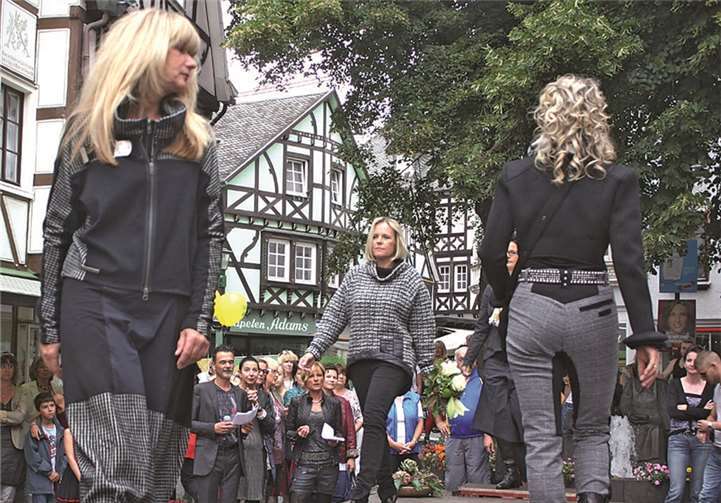 Mit einer großen Modenschau zum Sommerfest bereicherten die Geschäfte rund um den Brunnenplatz am Sonntag die Kirmes der Bunten Stadt am Rhein. DL