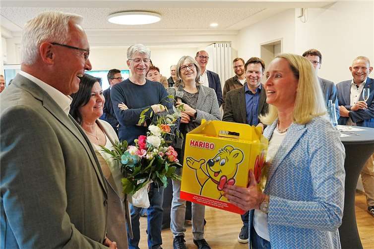 Mit einer großen Portion Nervennahrung gratulierte Büroleiterin Diana Wonka ihrem alten und neuen Chef im Namen aller Mitarbeiter.