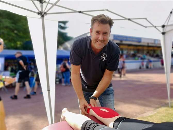 Mit einer großen Unterstützung seitens der Firma ACTIVIVER Physiotherapie Schönberg und besonders durch den Sponsor Ralf Schönberg kann der Verein Family of Archer Wormersdorf e.V. mit neuem Pfeilfangnetz erneut in die Hallensession starten.Foto: privat