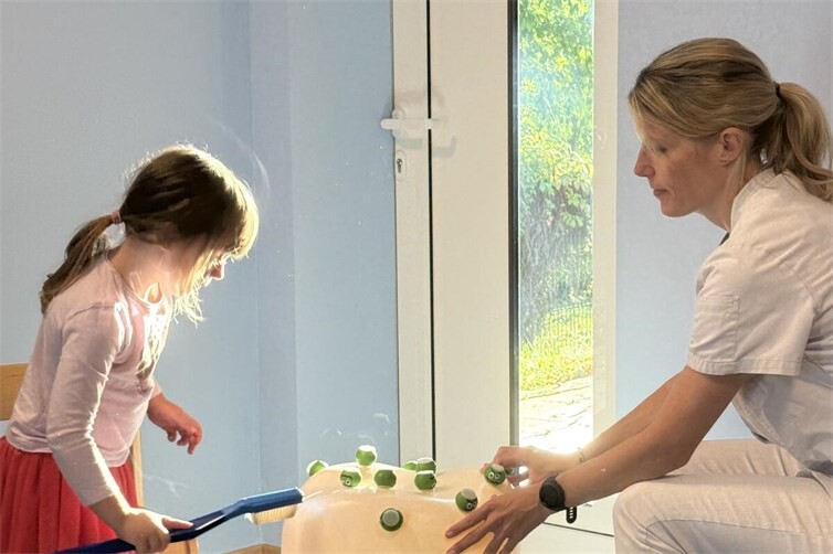 Mit einer großen Zahnbürste und viel Begeisterung übten die Kinder der Kita Sausewind gemeinsam mit Patenzahnärztin Dr. Rebecca Bell das richtige Zähneputzen nach der KAI-Methode.