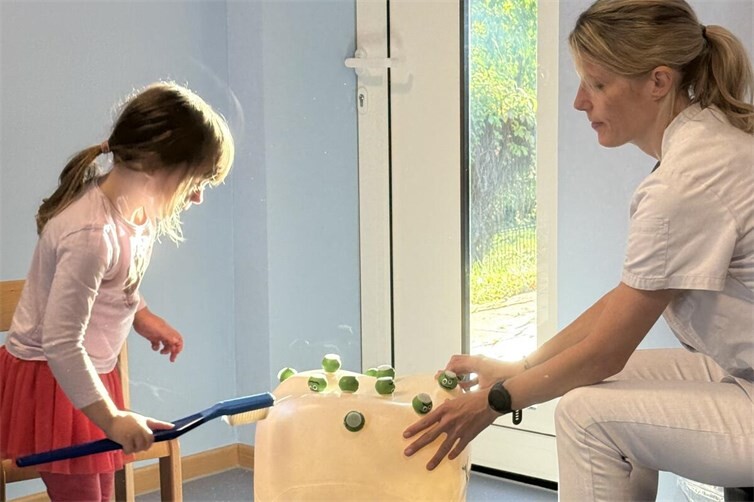 Mit einer großen Zahnbürste und viel Begeisterung übten die Kinder der Kita Sausewind gemeinsam mit Patenzahnärztin Dr. Rebecca Bell das richtige Zähneputzen nach der KAI-Methode.