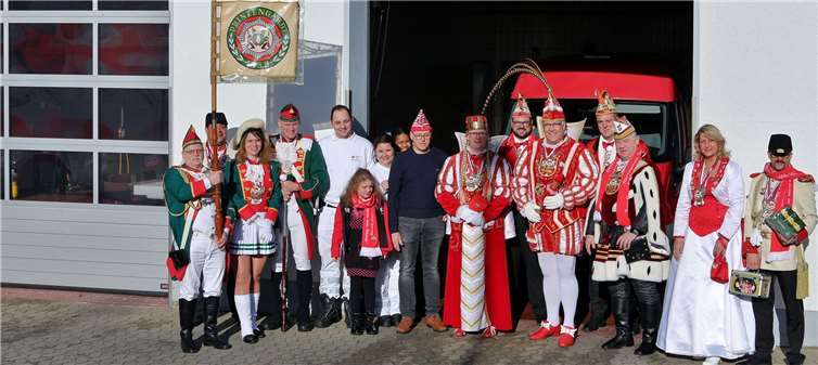 Mit einer großzügigen Kaffeespende und der Verleihung des Sessionsordens bedankten sich die Remagener Narren um das Dreigestirn Prinz Werner II. (Efferz), Bauer Wolfgang (Reisdorff ) und Jungfrau Wilma (Wilfried Schwarz) bei den DRK-Rettungskräften für ihr ganzjähriges Engagement. DRK-Rettungswachenleiter Gerd Hennes (Mitte) sowie die diensthabende Besatzung des Rettungswagens nahmen stellvertretend für das gesamte Team der DRK-Rettungswache Remagen den Dank und die Auszeichnung entgegen. Foto: Thorsten Trütgen/DRK