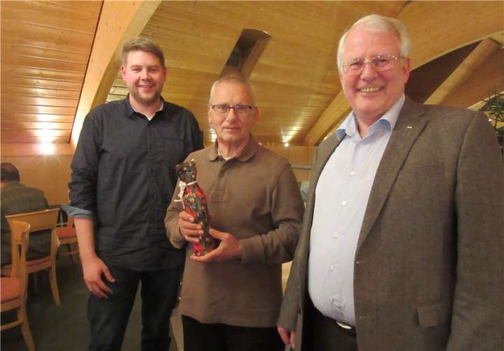 Mit einer guten Flaschen Rotwein wurde Eckhard Schumann aus der Fraktion verabschiedet.privat