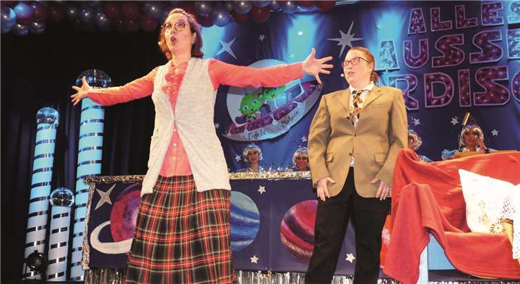 Mit einer hinreißenden schauspielerischen Leistung brillierten Annette Dernbach und Anke Bous bei ihrem Vortrag „Der Turboklopfsauger“.