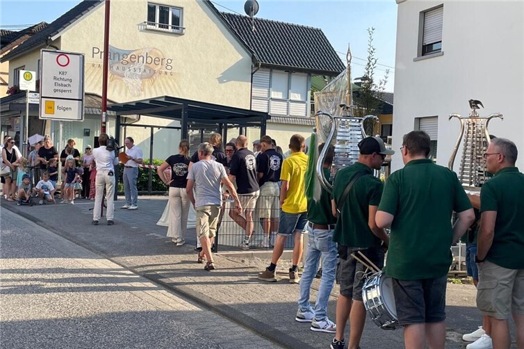 Mit einer kleinen Eröffnungsfeier wurde die Buswartehalle in der Dorfmitte von Roßbach in Betrieb genommen. Für die musikalische Begleitung sorgte das Tambour-Corps Roßbach.