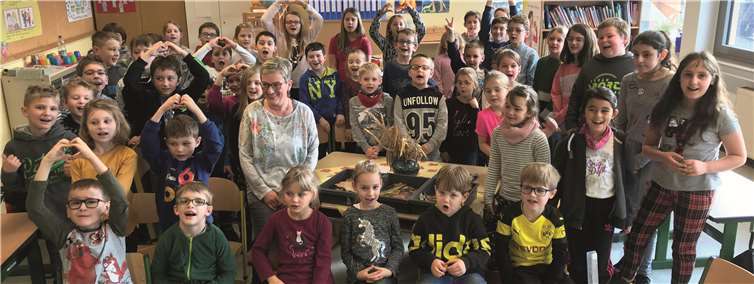 Mit einer kleinen Feierstunde bereiteten die Kinder der Grundschule Rieden „ihrer“ Schulsekretärin Monika Hackenbruch einen emotionalen Abschied. Foto: VG Mendig