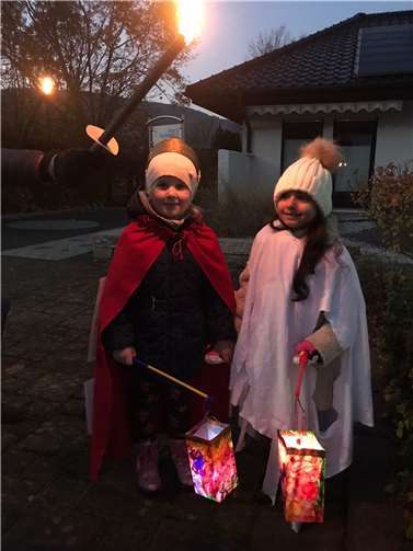 Mit einer kleinen Laternenrunde ging es durch die Nachbarschaft. Foto: Kita Calvarienberg
