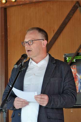 Mit einer kurzen Eröffnungsrede, in der er „viel verklärtes“ richtig stellte, eröffnete Oberbürgermeister Jan Einig den neuen alten Marktplatz.