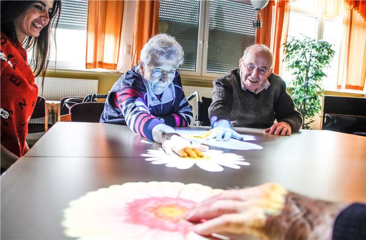 Mit einer leichten Berührung können die Bewohner wie von Zauberhand die Blumen wachsen lassen. Fotos: Anja Loudovici