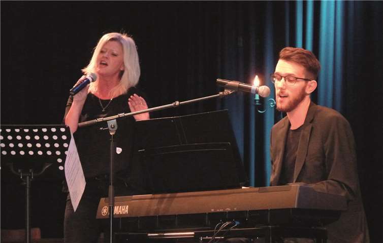 Mit einer musikalischen Hommage an Mendig überzeugten Manuela Rheindorf und Felix Schneider.