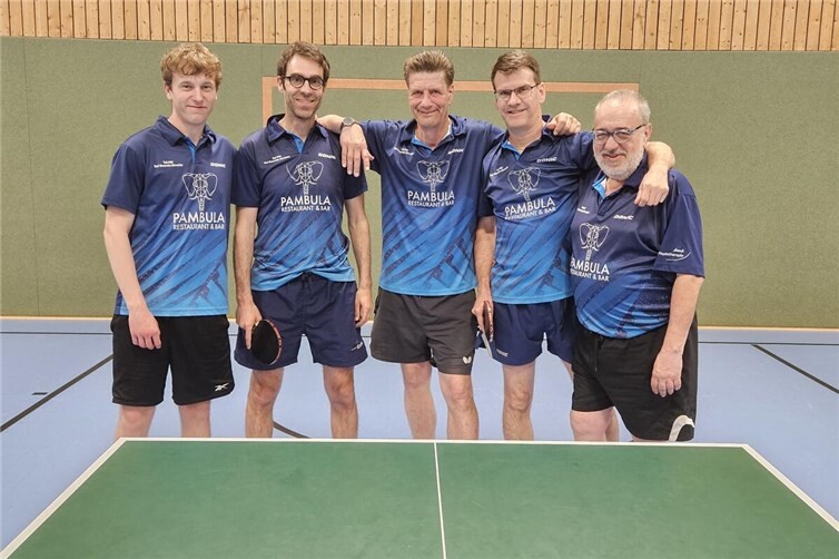 Mit einer nahezu perfekten Rückrunde holte die 2. Herrenmannschaft den Titel in der 1. Kreisklasse (v. l. n. r.: Leonard Rick, Normann Müller, Peter Becker, Dirk Jüngling und „Wopo“ Wolfgang Poppelreuter).