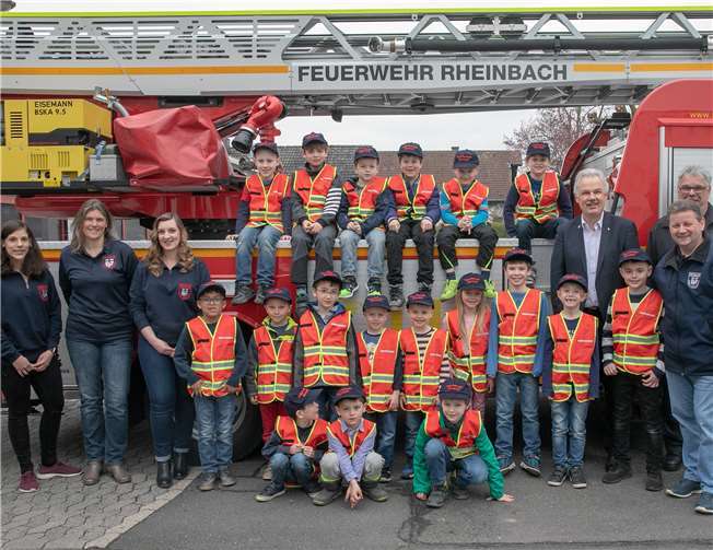 Mit einer neu gegründeten Kinderfeuerwehr will die Löschgruppe Rheinbach der Freiwilligen Feuerwehr für genügend Nachwuchs in den kommenden Jahren sorgen. Etwa 20 Kinder im Alter von sechs bis zehn Jahren nahmen an der Gründungsversammlung teil.Foto: -JOST-