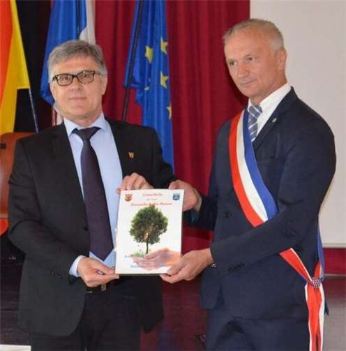 Mit einer neuen Urkunde wurde von beiden Stadtchefs die Freundschaft feierlich erneuert. Stadt Sinzig