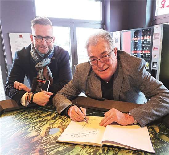 Mit einer persönlichen Widmung für Landrat Marko Boos versah Astor den neuen Kinderkrimi „Grauli in Not“.