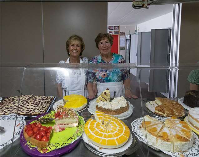 Mit einer reichhaltigen Kuchentafel verwöhnten die Damen die Gäste. Foto:CEW