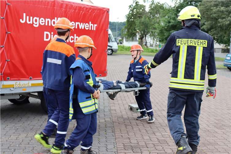 Mit einer ruhigen und vor allem einer gemeinschaftlichen Teamleistung gelang es der Truppe, die Person unter dem Anhänger zu retten.