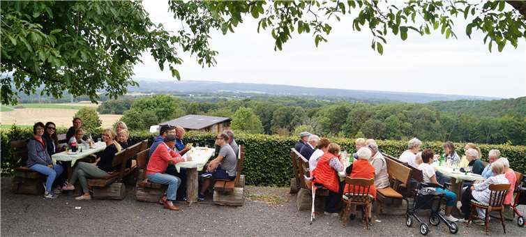 Mit einer schönen Aussicht feierten die Gäste ausgiebig. Fotos: privat