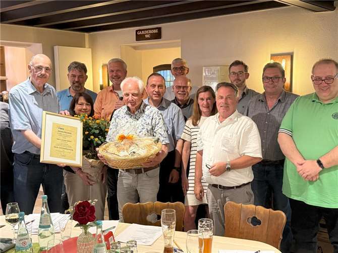 Mit einer sehr wertschätzenden Laudatio durch seinen langjährigen kommunalpolitischen Wegbegleiter Johannes Bell wurde der bisherige FWG-Kreisvorsitzende Jochen Seifert im Rahmen der diesjährigen Delegiertenversammlung der Kreis-FWG in den kommunalpolitischen Ruhestand verabschiedet. Foto: Reiner Friedsam