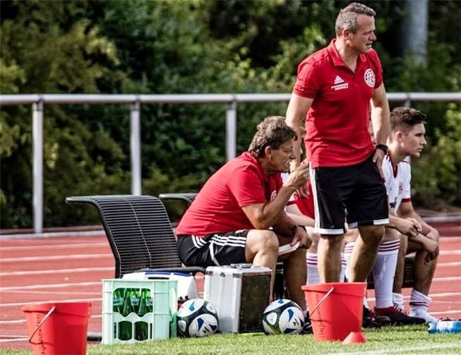 Mit einer solch klaren Niederlage hatte Lars Lauber (Mitte), der Trainer der SG Maifeld, nicht gerechnet.