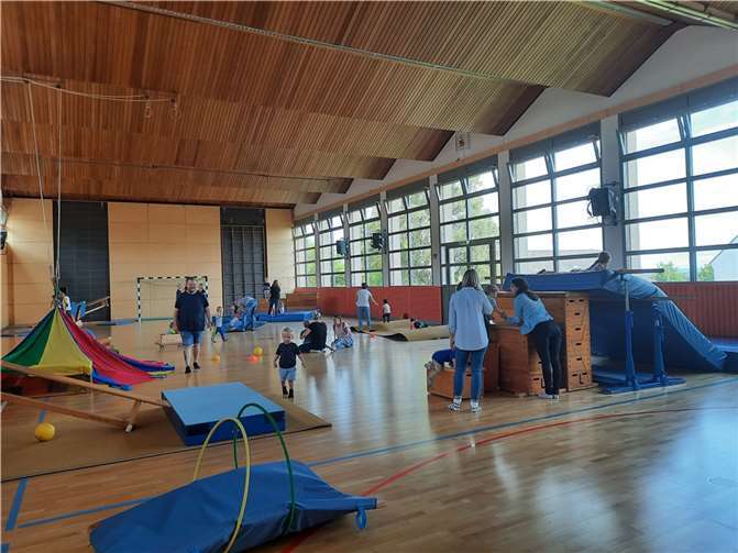 Mit einer sommerlichen Bewegungslandschaft stellten sich die beiden Trainerinnen in der Nickenicher Turnhalle vor.Foto: privat
